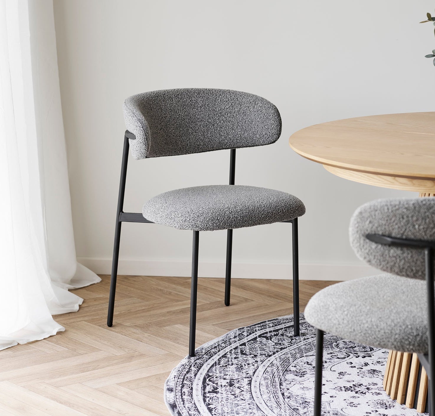 Mira Matstol – Ljusgrå Bouclé