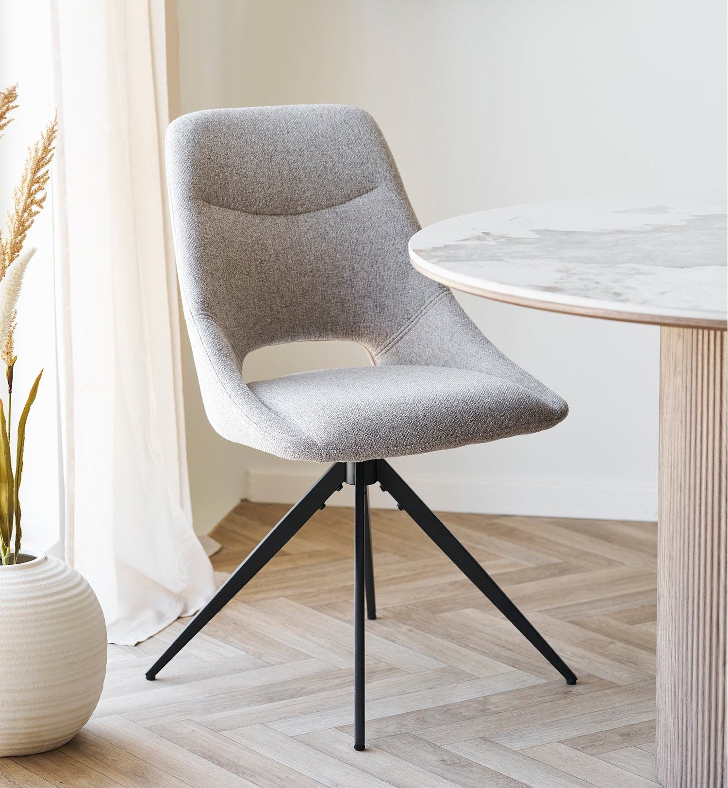 Dokka Matstol med snurrfunktion – Sand