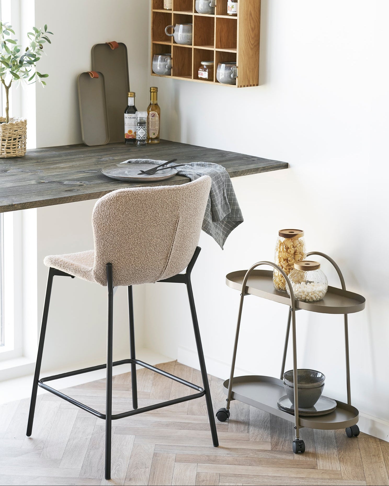 Maceda Barstol – Beige Bouclé & Svart