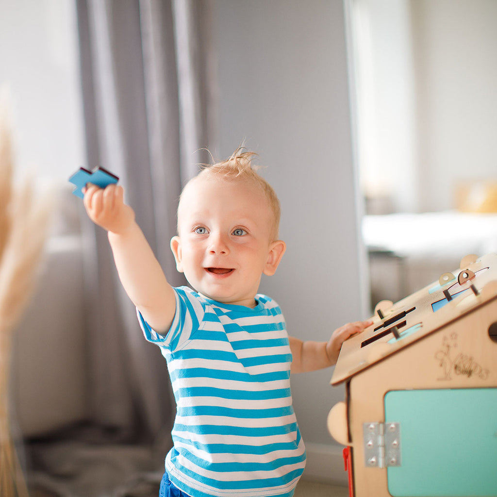 BusyHus NATURA – sensoriskt aktivitetshus i björk med 30 lekmoment – BusyKids