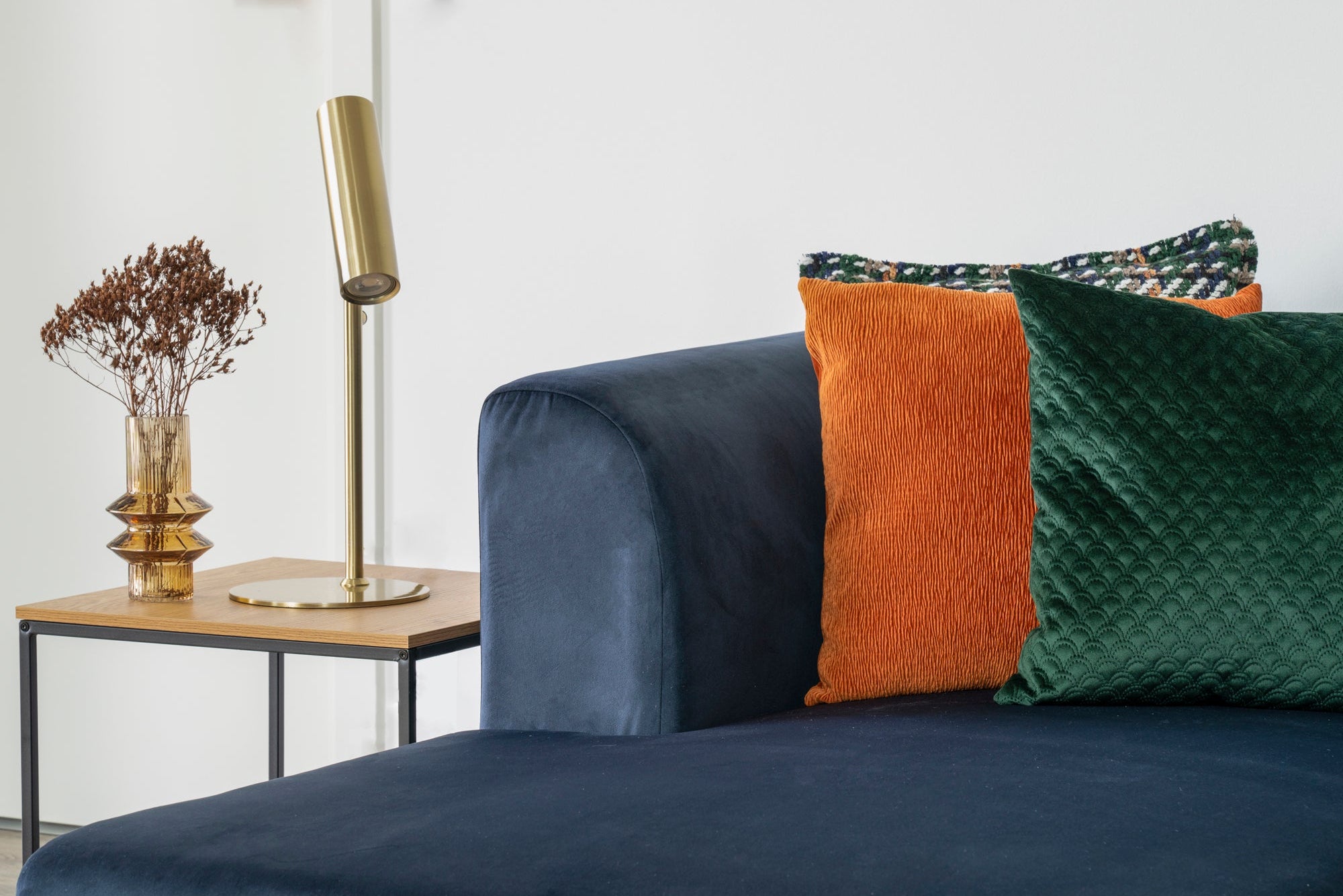 Vita Sidobord – Natur / Svart