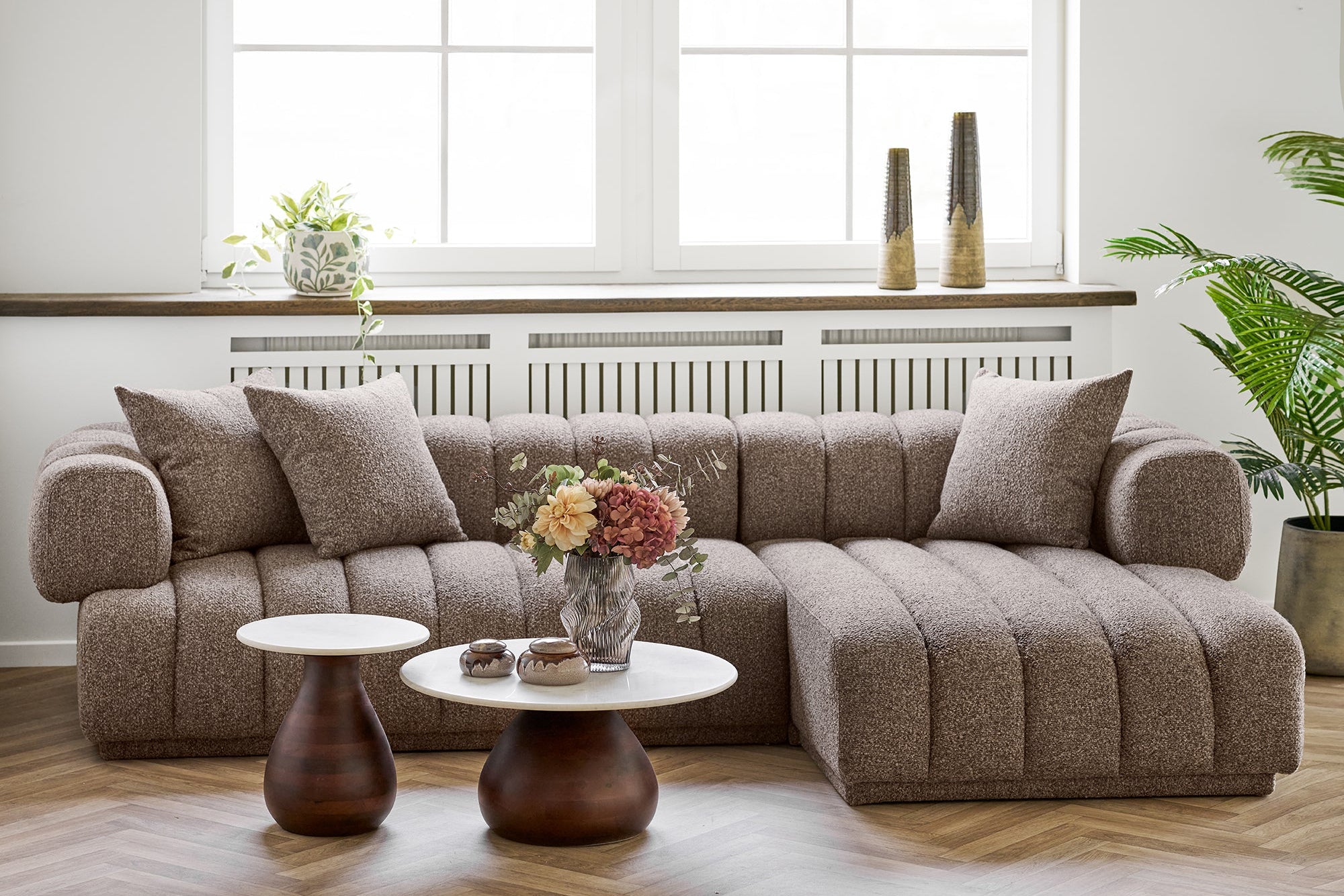 Heide Sidobord – Marmor & Mangoträ