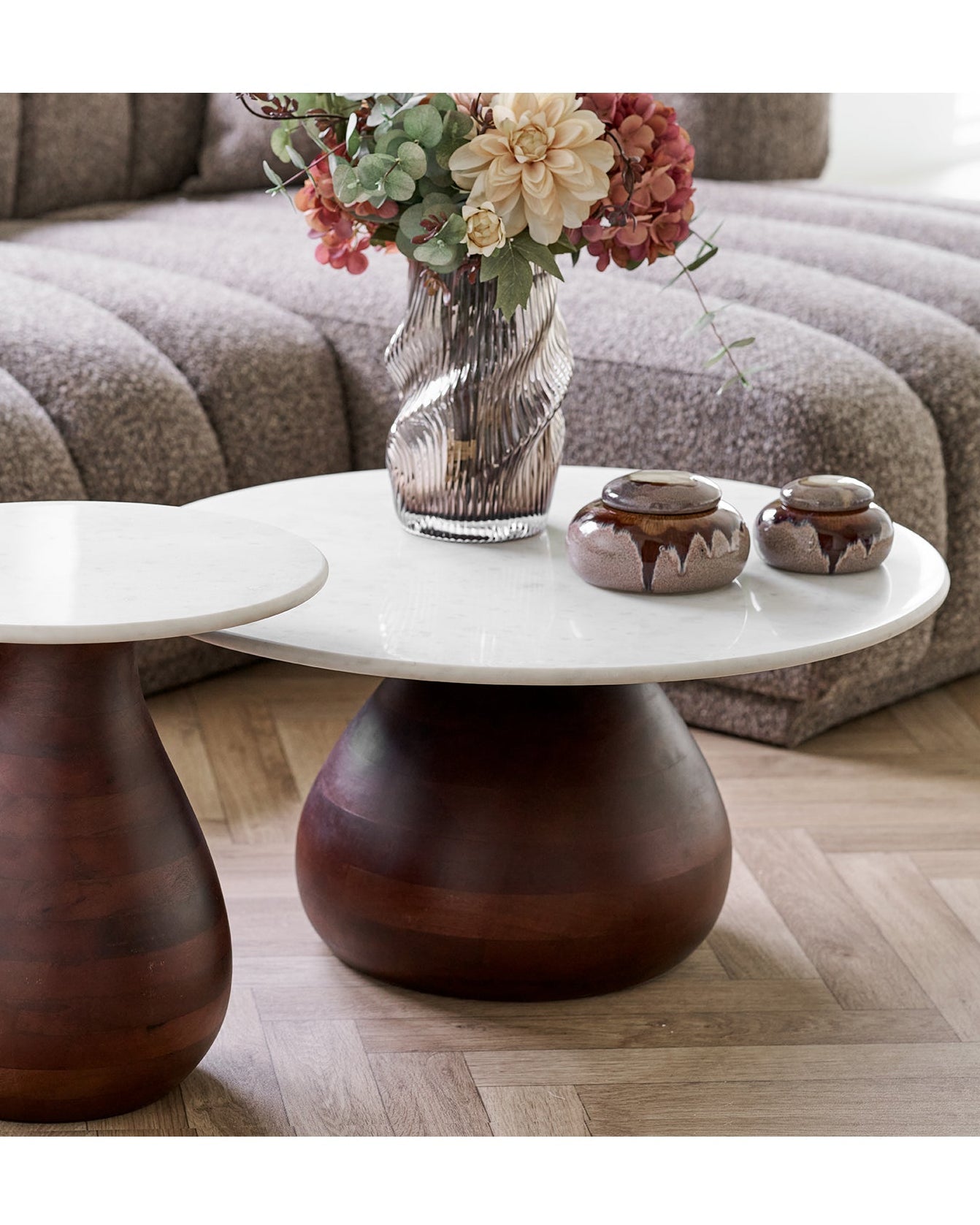 Heide Sidobord – Marmor & Mangoträ