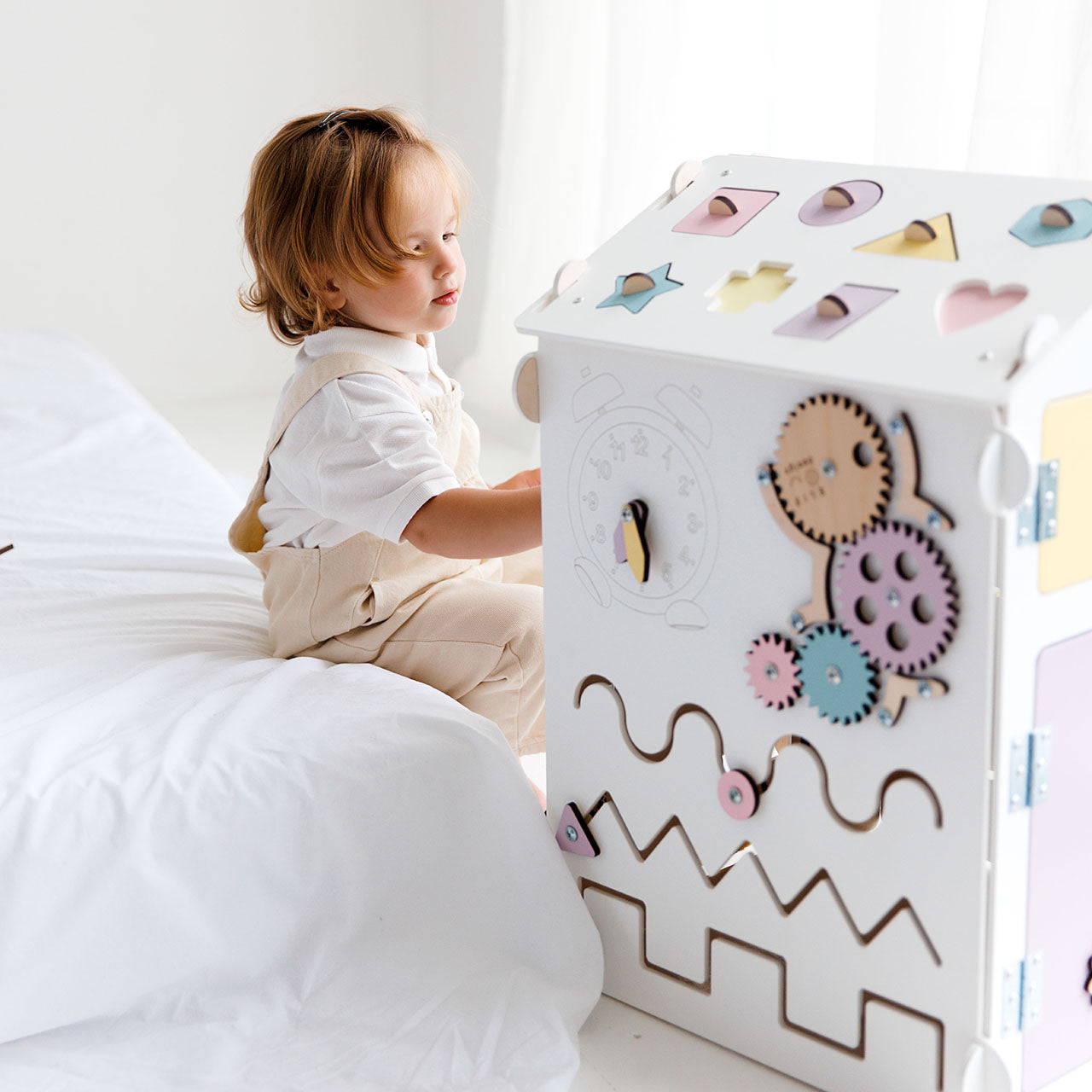 BusyHus VIT PASTELL – aktivitetshus, begränsad upplaga – BusyKids