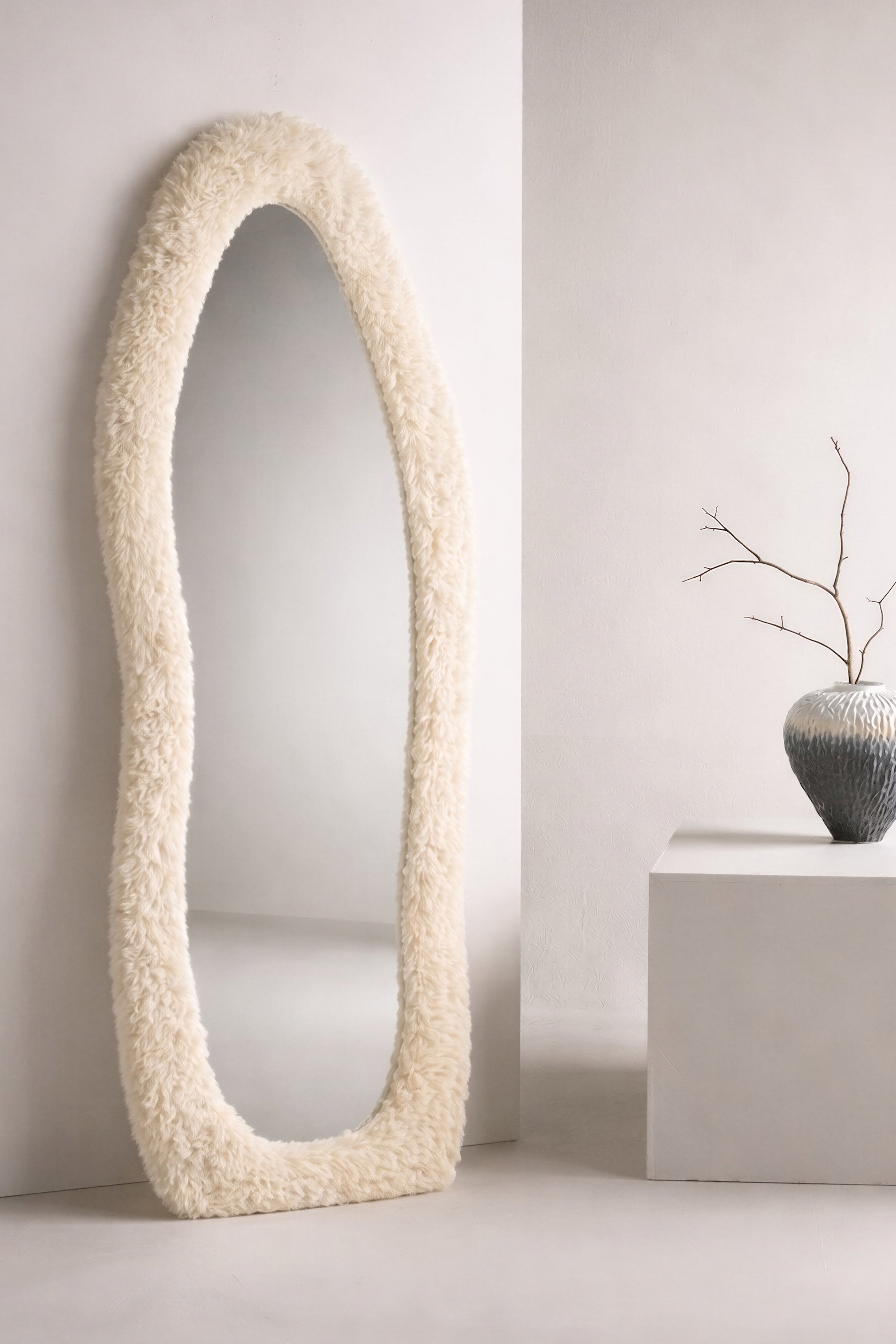 Mirza Helkroppsspegel i Beige Fuskpäls – 160 cm