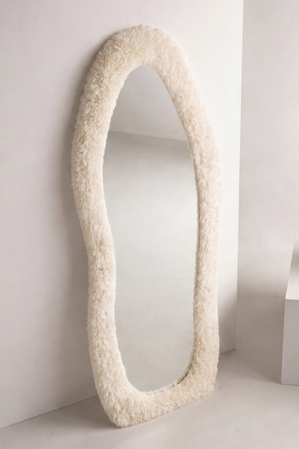 Mirza Helkroppsspegel i Beige Fuskpäls – 160 cm