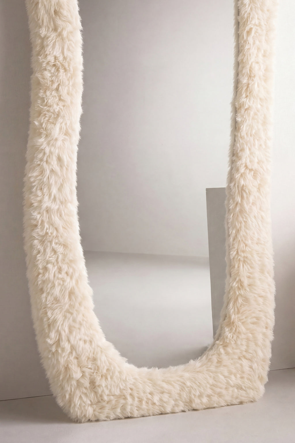 Mirza Helkroppsspegel i Beige Fuskpäls – 160 cm