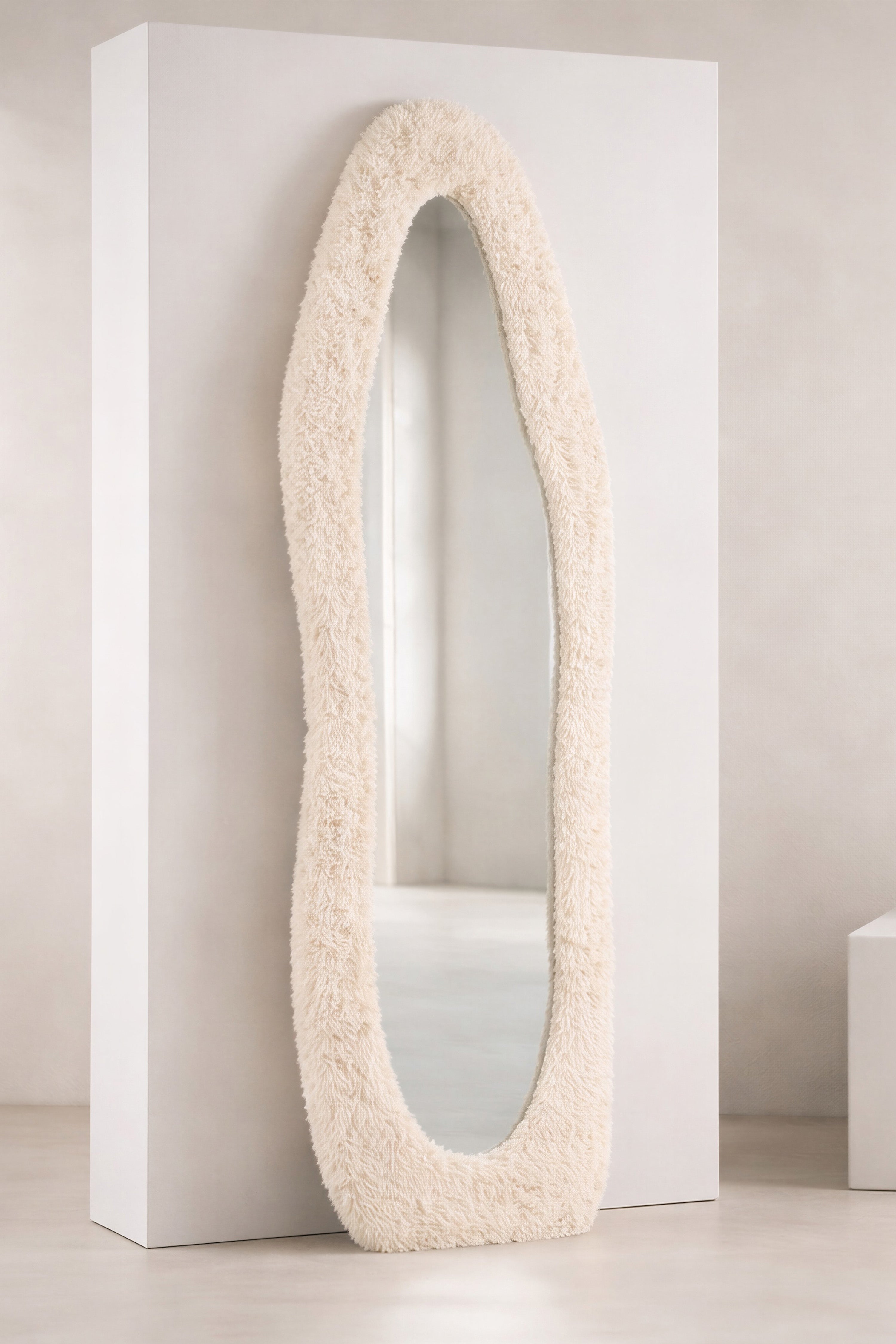 Mirza Helkroppsspegel i Beige Fuskpäls – 193 cm