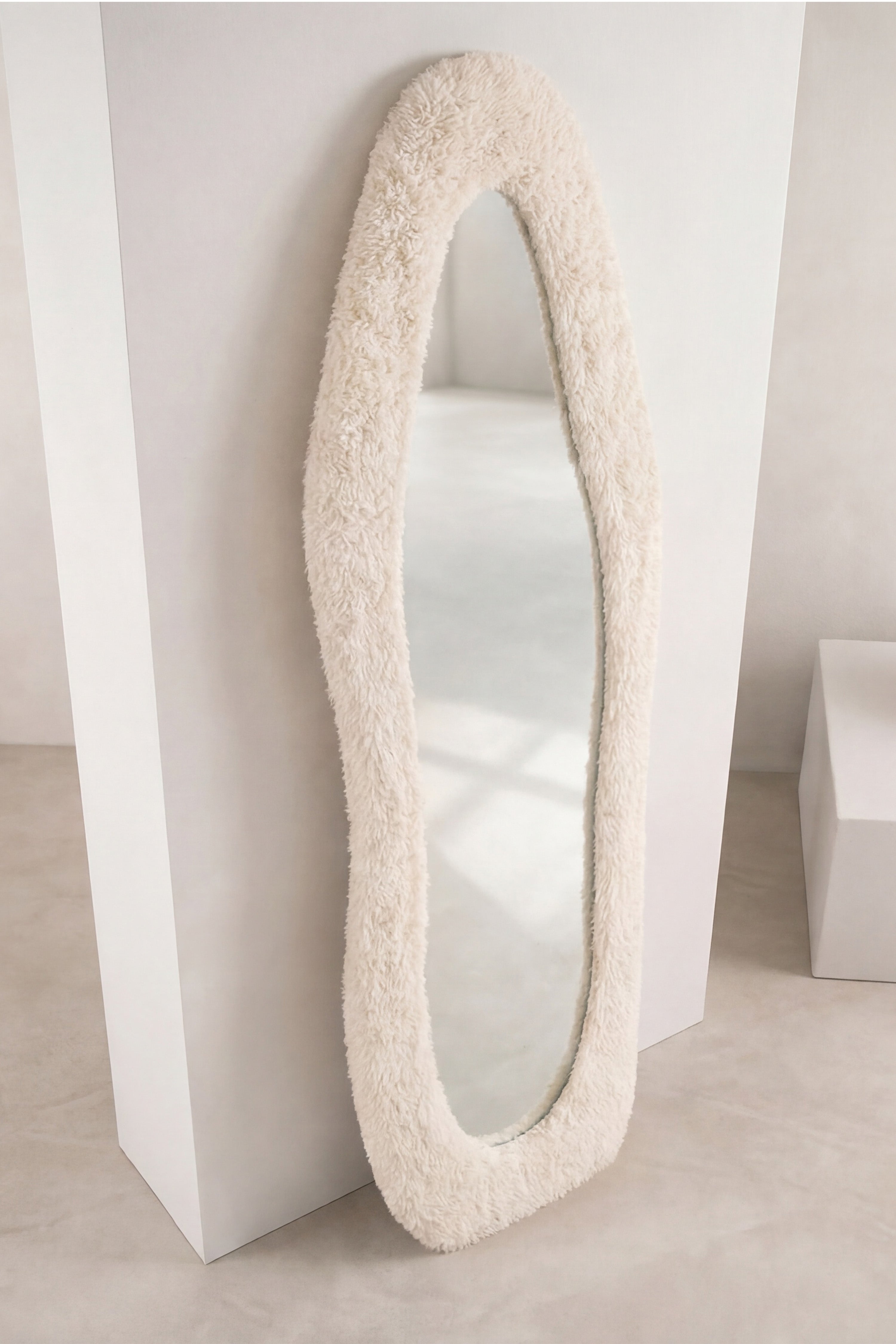 Mirza Helkroppsspegel i Beige Fuskpäls – 193 cm