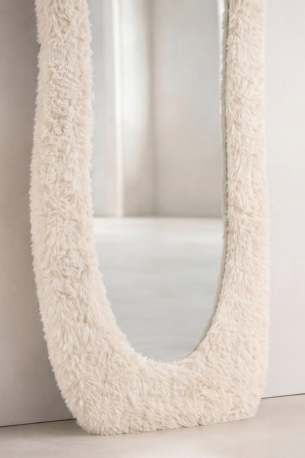 Mirza Helkroppsspegel i Beige Fuskpäls – 193 cm