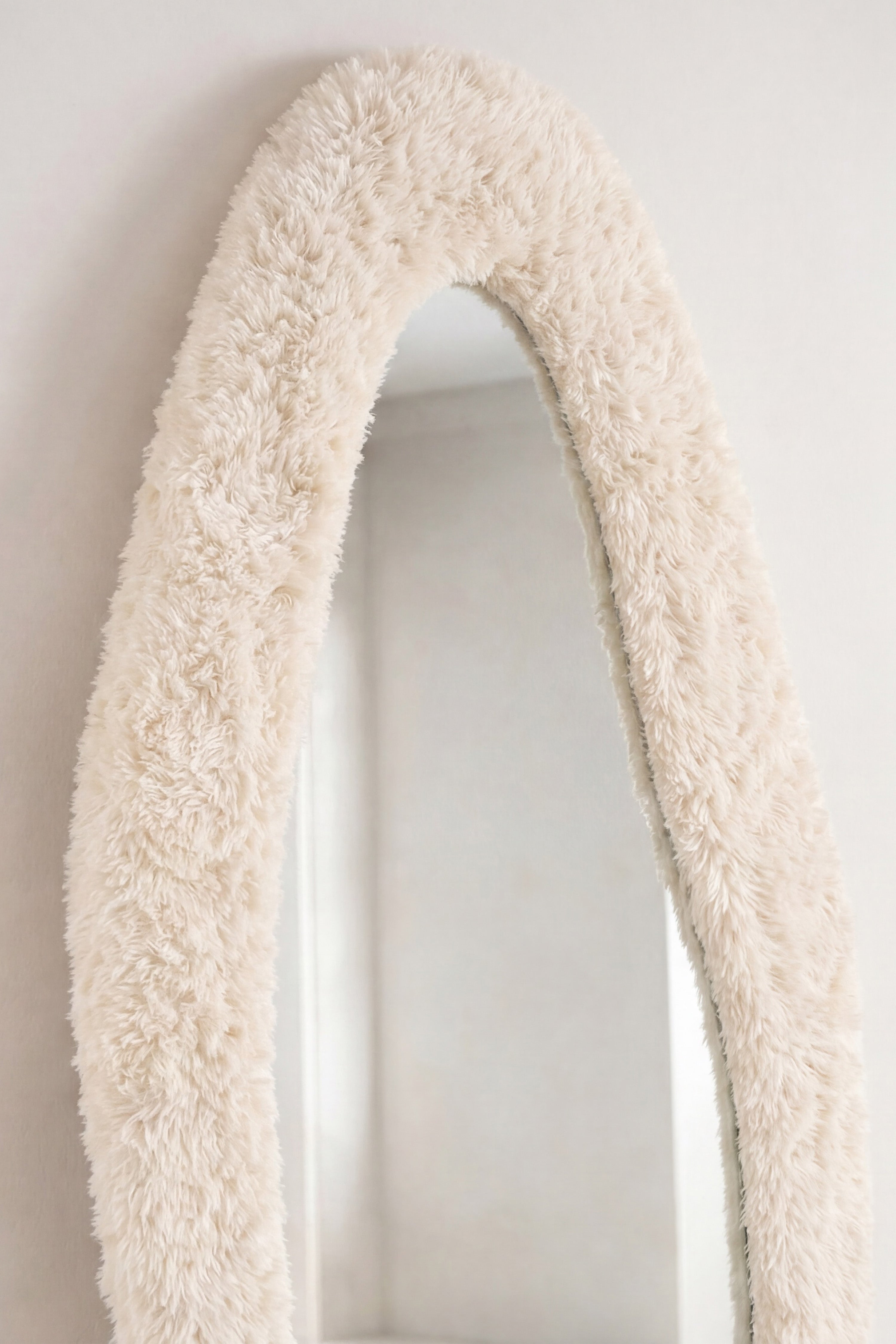 Mirza Helkroppsspegel i Beige Fuskpäls – 193 cm