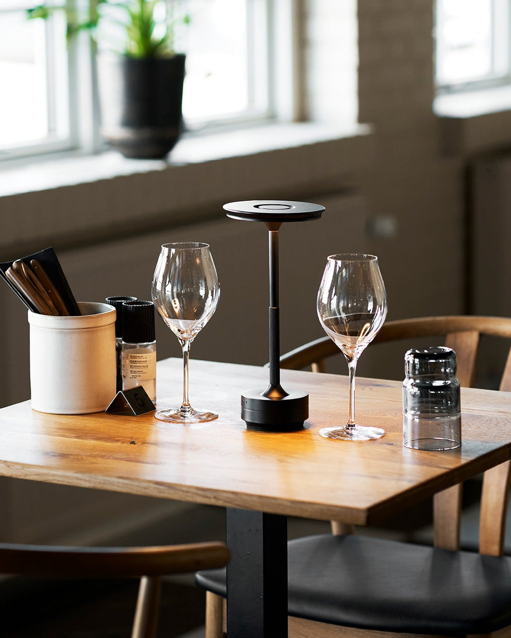 Lyneham Bordslampa – Svart