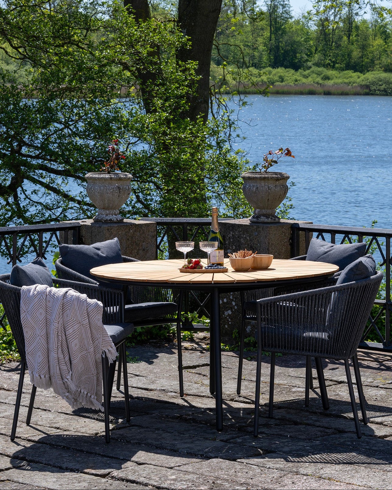 Cleveland Matbord – Natur Teak / Svart
