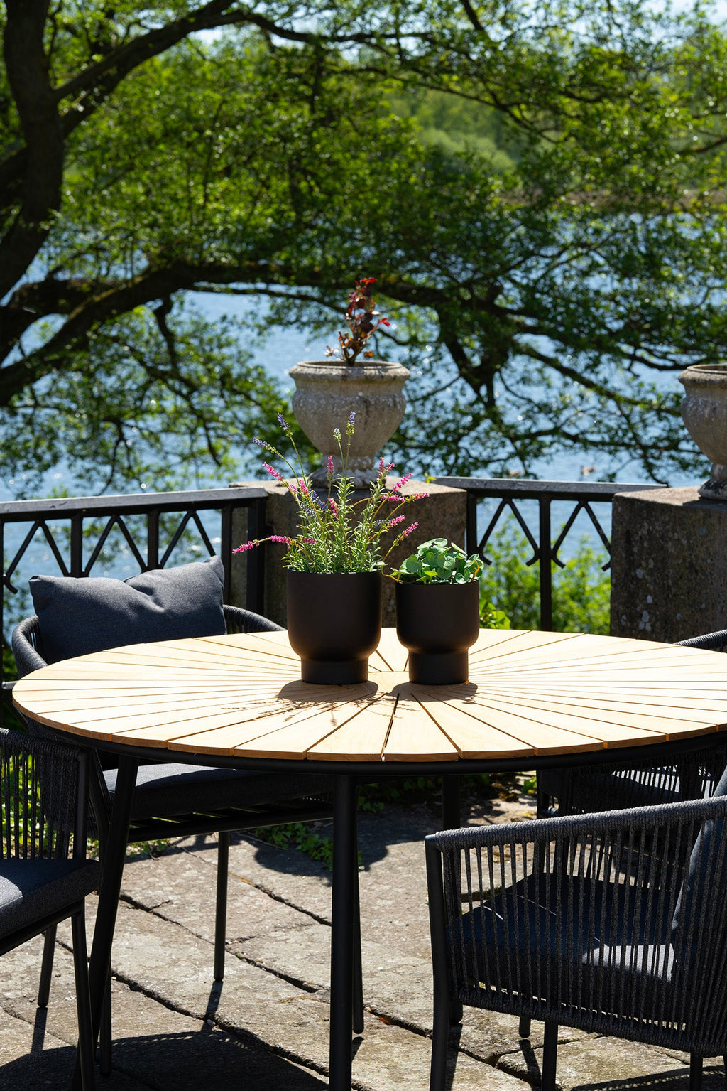 Cleveland Matbord – Natur Teak / Svart