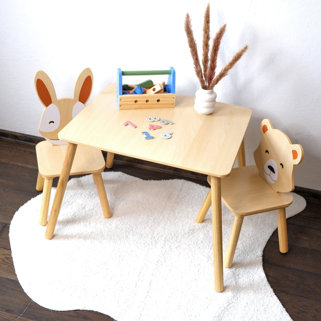 Set aus zwei Stühlen mit bezauberndem Tierdesign und einem kompakten Tisch – BusyKids
