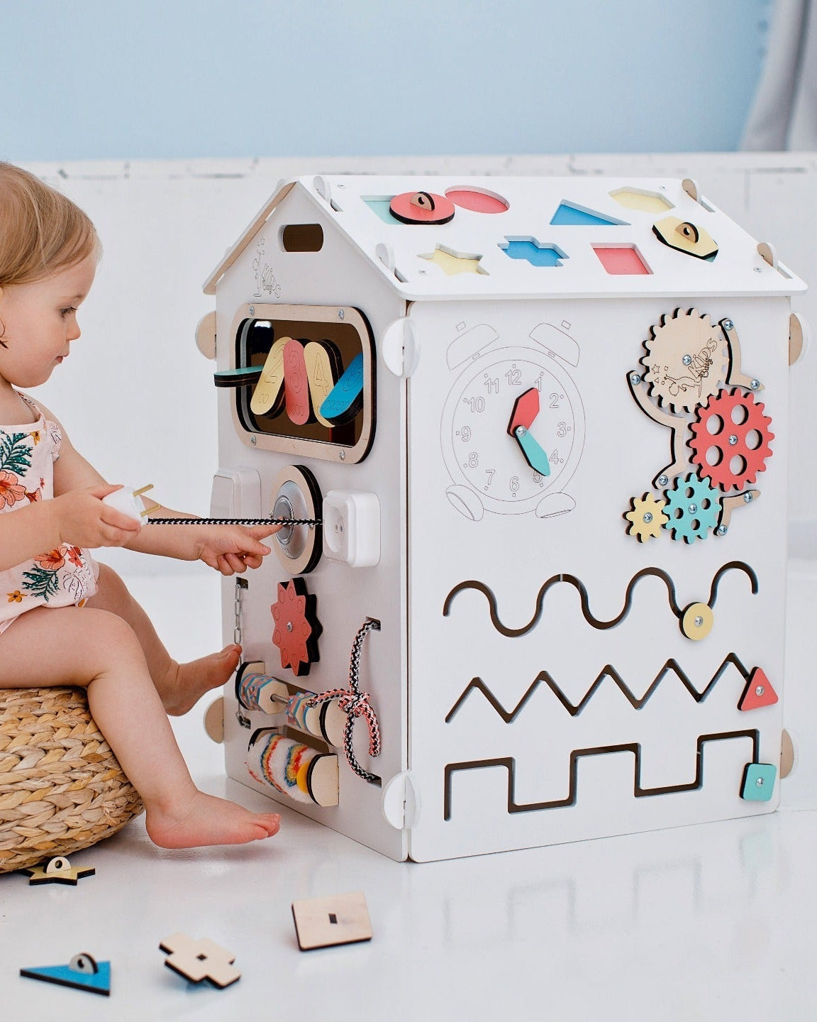 BusyHus VIT – sensoriskt aktivitetshus med 30 lekmoment – BusyKids