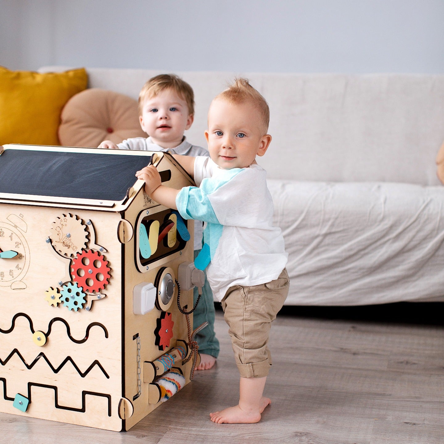 BusyHus NATURA – sensoriskt aktivitetshus i björk med 30 lekmoment – BusyKids