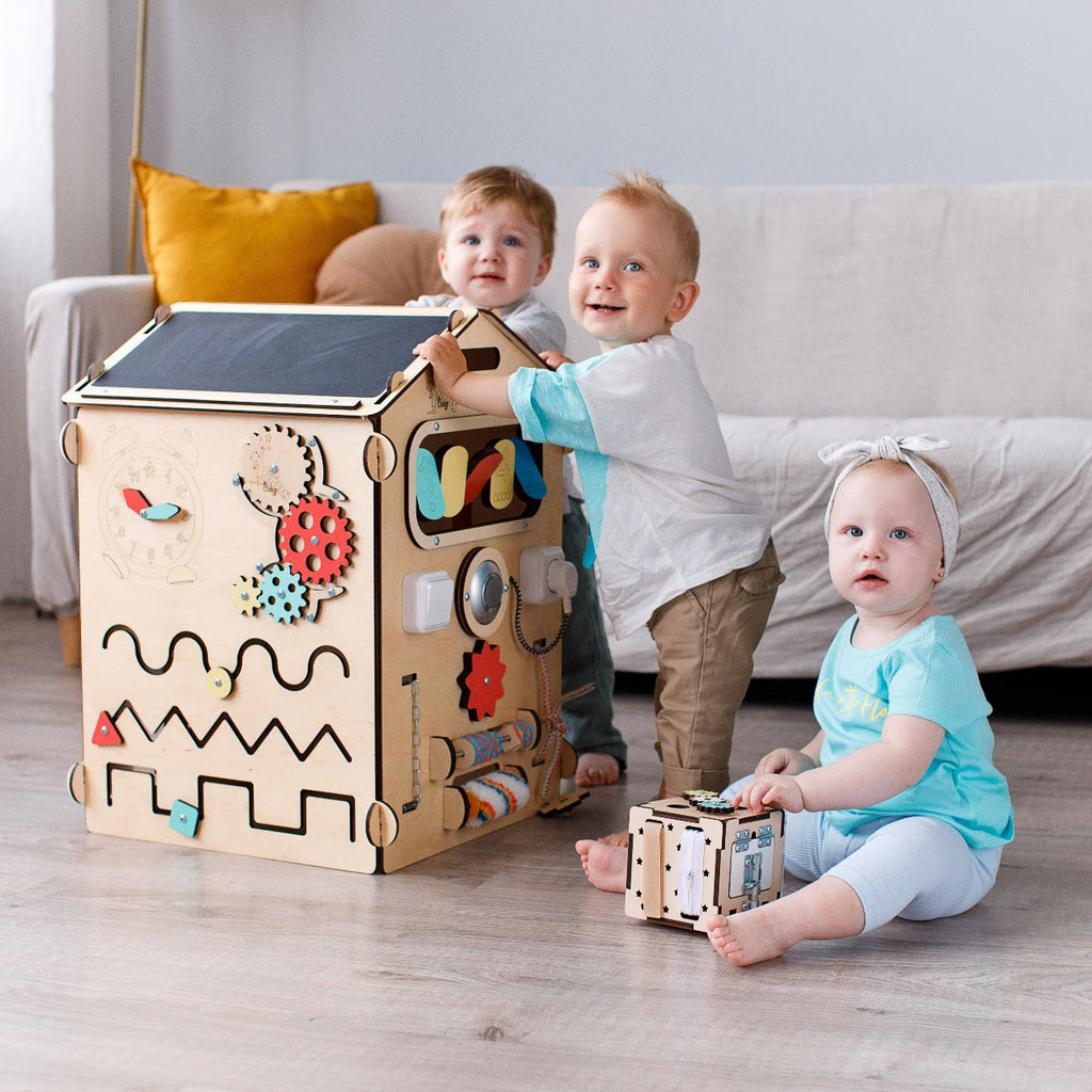 BusyHus NATURA – sensoriskt aktivitetshus i björk med 30 lekmoment – BusyKids