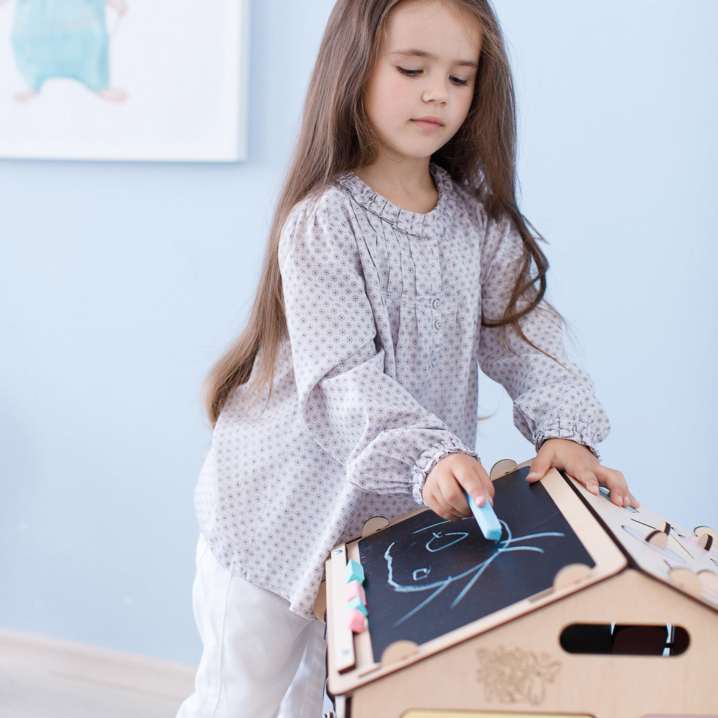 BusyHus NATURA – sensoriskt aktivitetshus i björk med 30 lekmoment – BusyKids