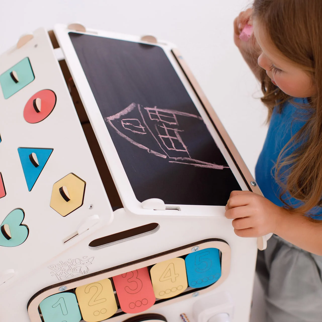 BusyHus VIT – sensoriskt aktivitetshus med 30 lekmoment – BusyKids