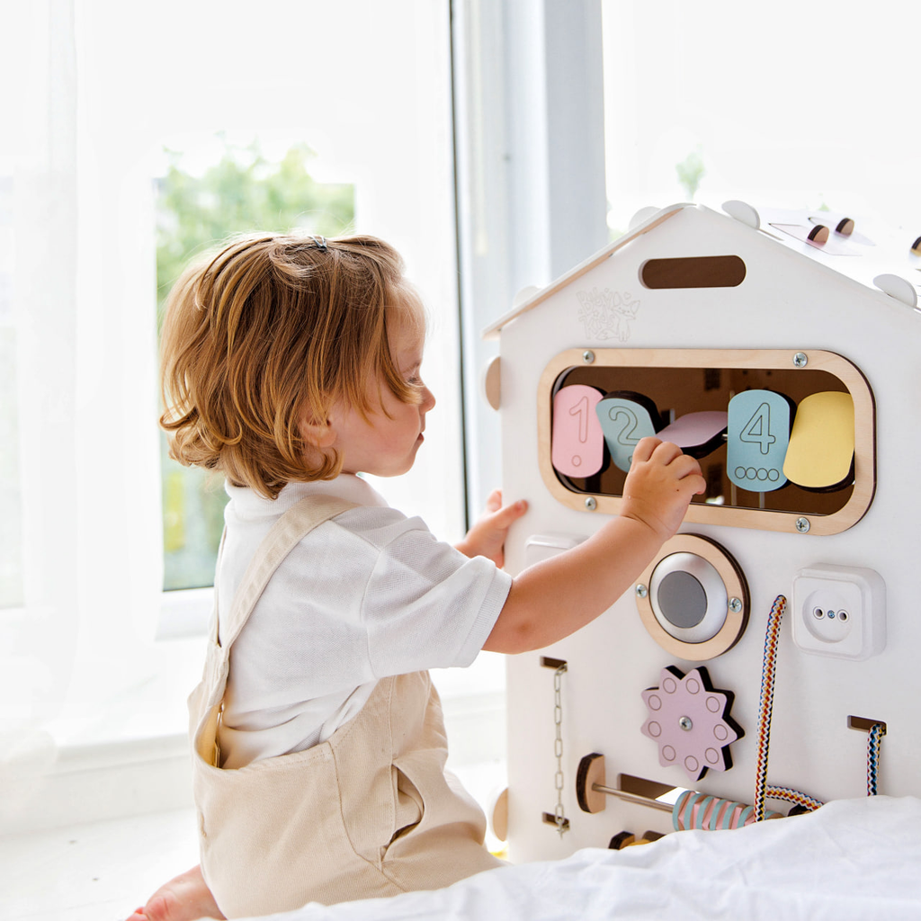 BusyHus VIT PASTELL – aktivitetshus, begränsad upplaga – BusyKids