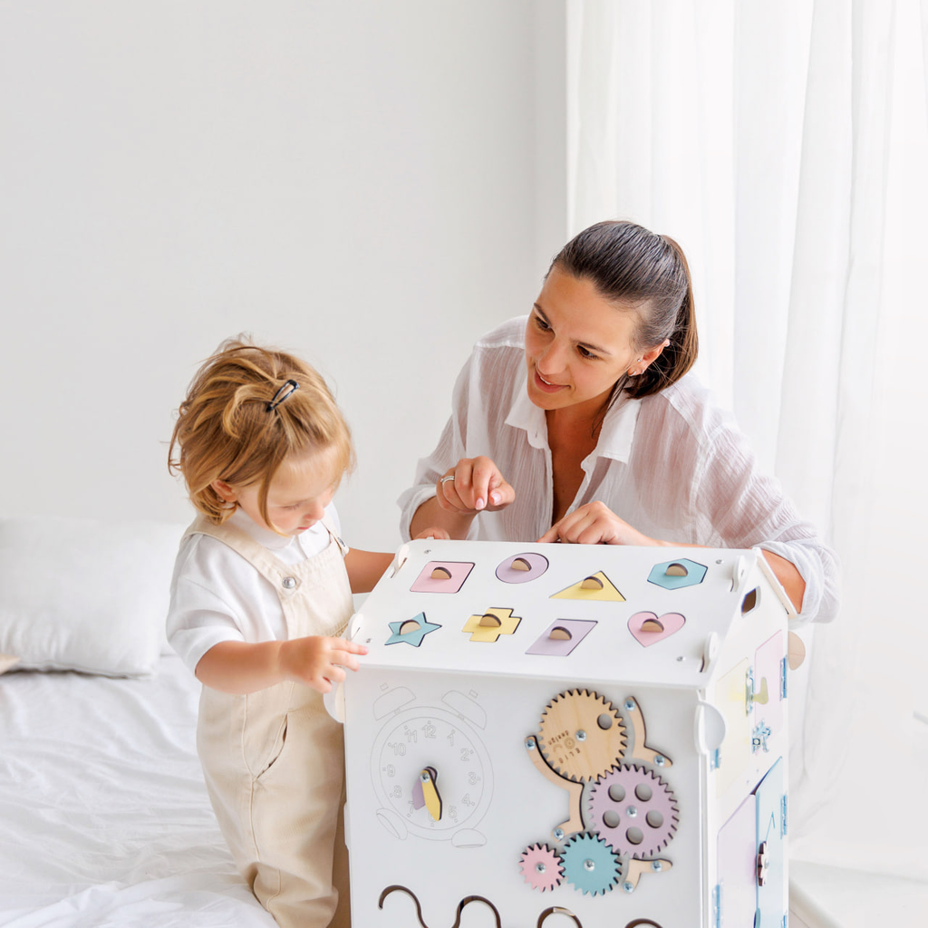 BusyHus VIT PASTELL – aktivitetshus, begränsad upplaga – BusyKids