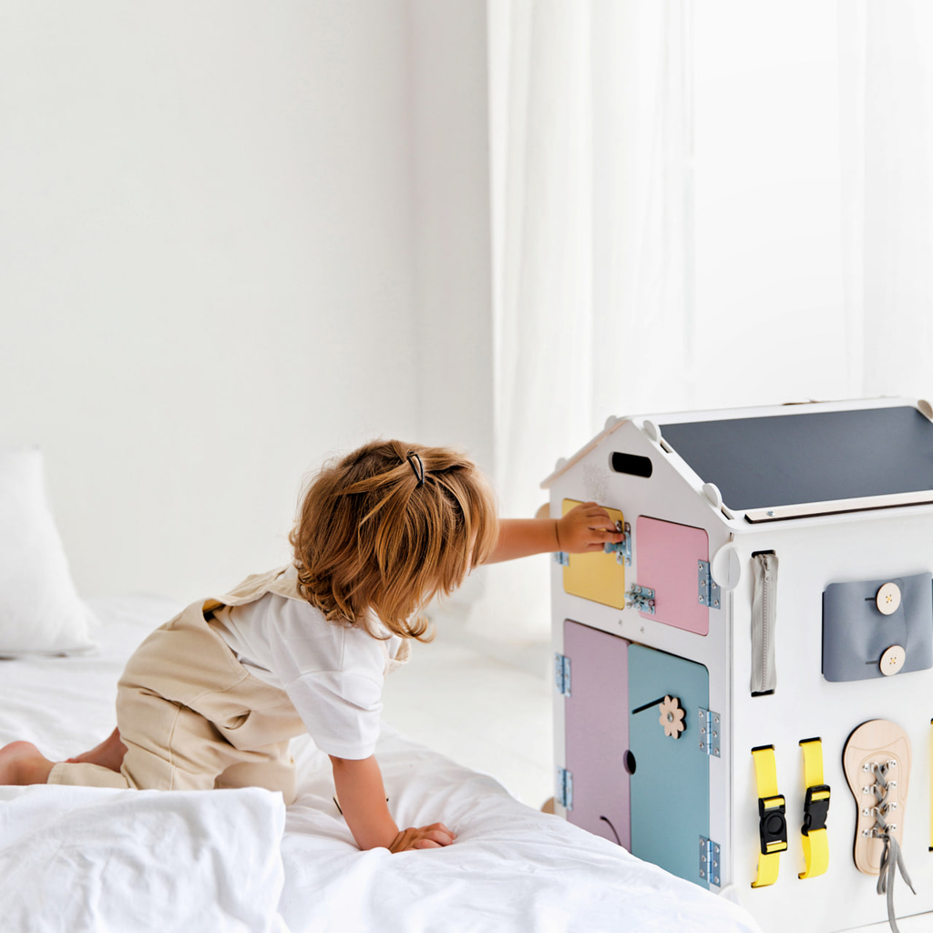 BusyHus VIT PASTELL – aktivitetshus, begränsad upplaga – BusyKids