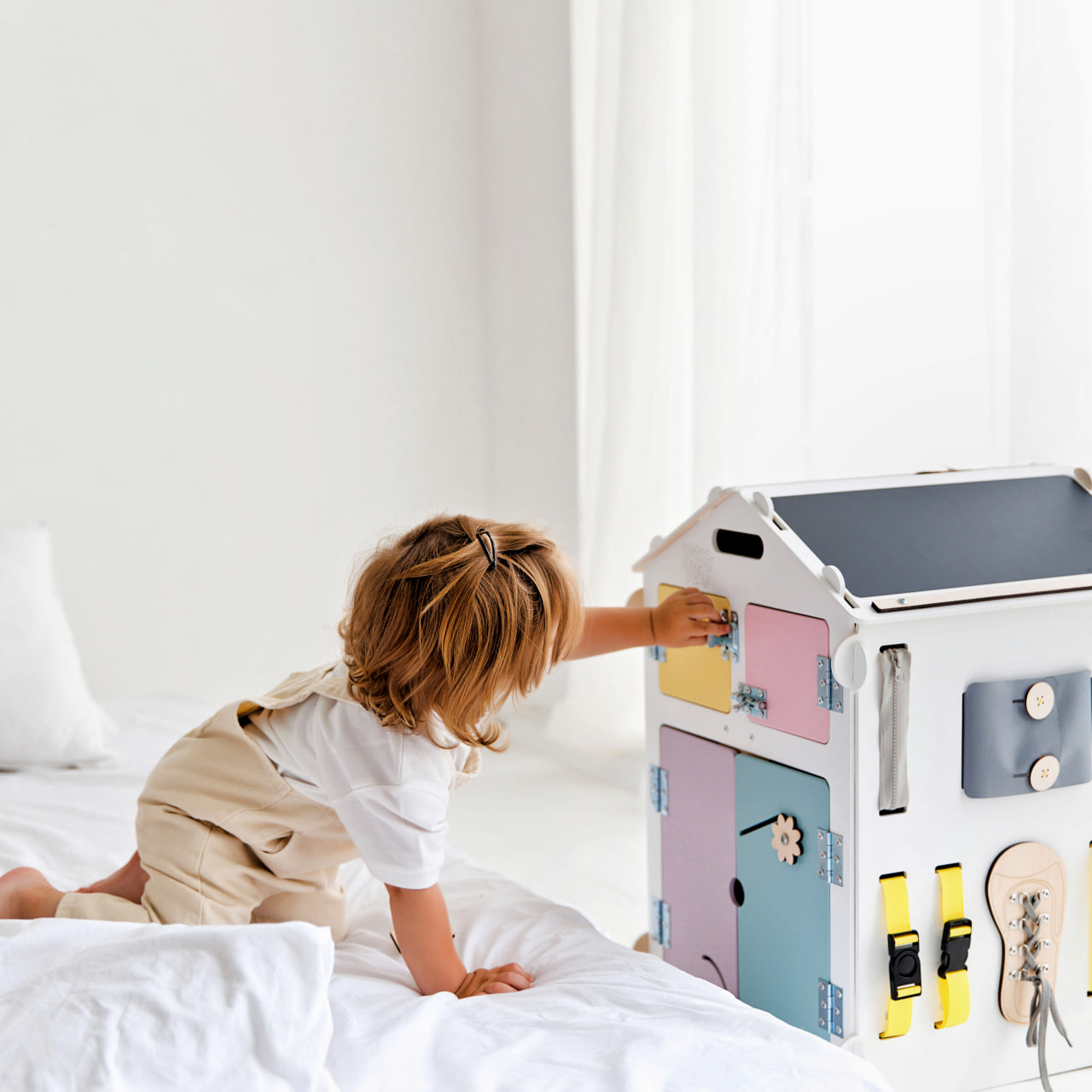 BusyHus VIT PASTELL – aktivitetshus, begränsad upplaga – BusyKids