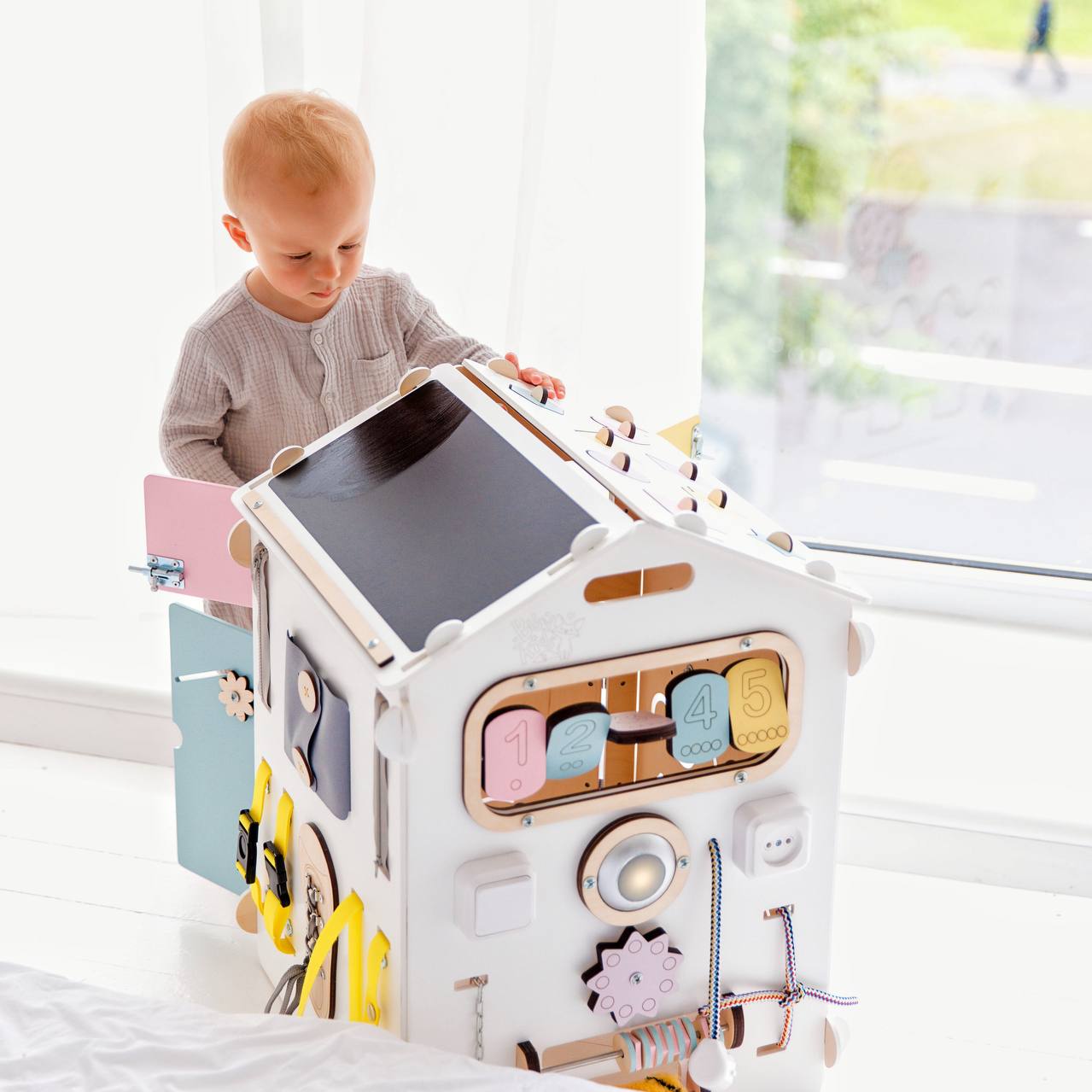 BusyHus VIT PASTELL – aktivitetshus, begränsad upplaga – BusyKids