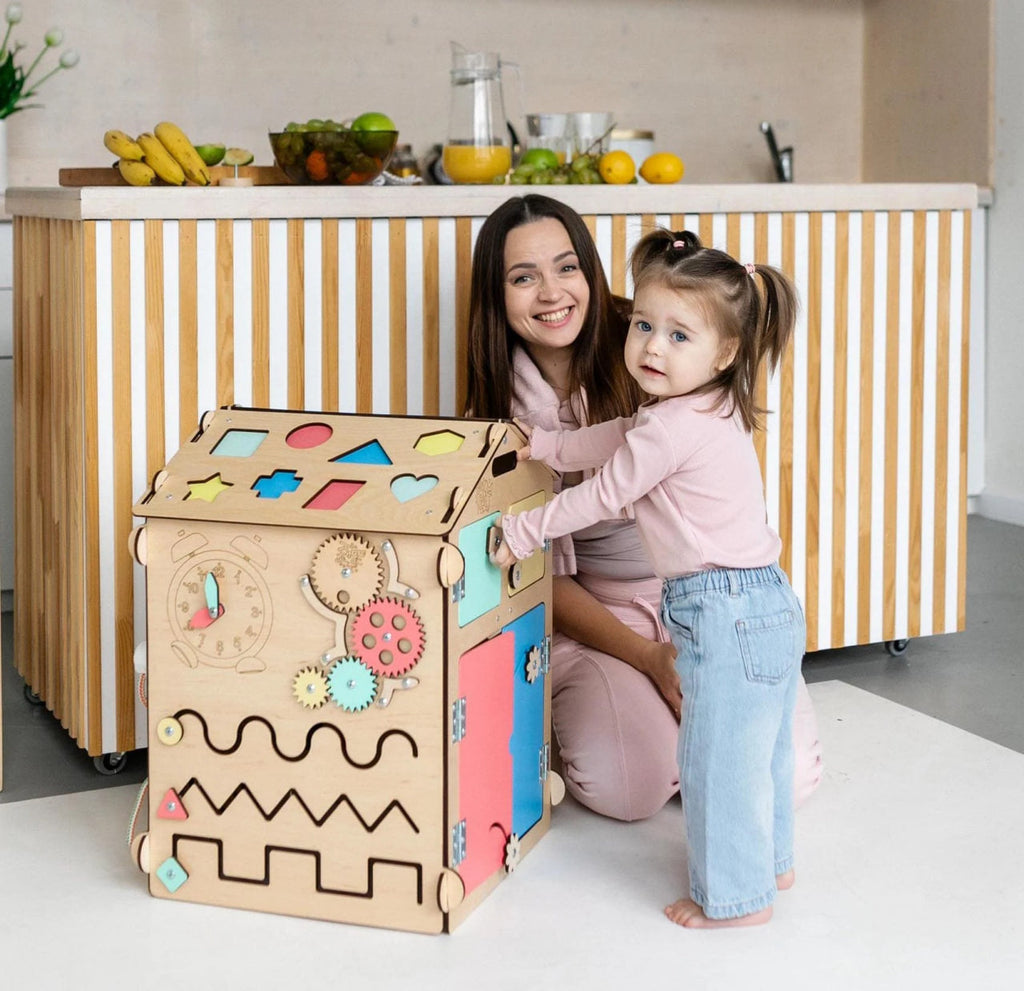BusyHus NATURA – sensoriskt aktivitetshus i björk med 30 lekmoment – BusyKids