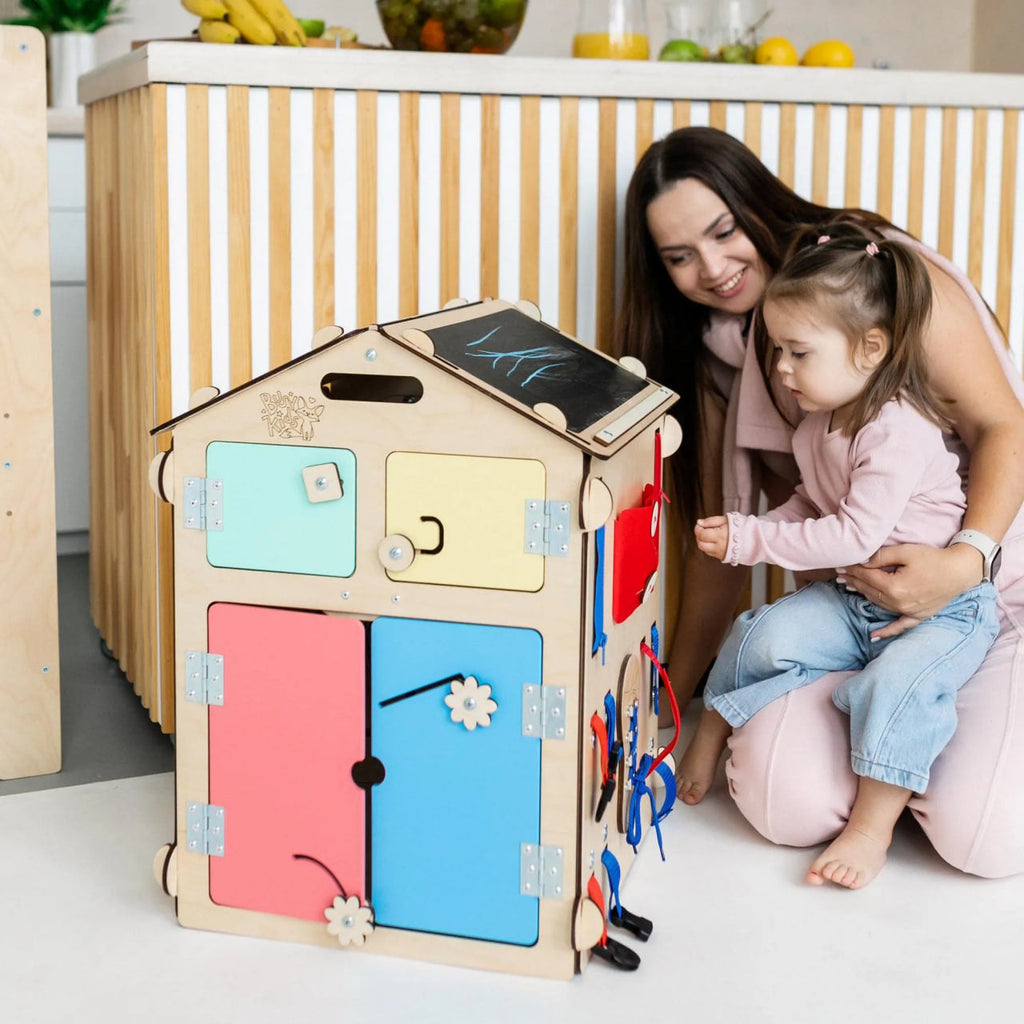 BusyHus NATURA – sensoriskt aktivitetshus i björk med 30 lekmoment – BusyKids