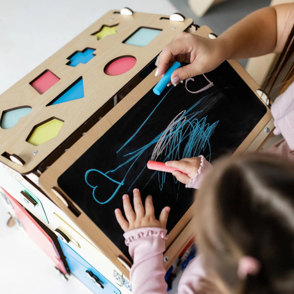 BusyHus NATURA – sensoriskt aktivitetshus i björk med 30 lekmoment – BusyKids